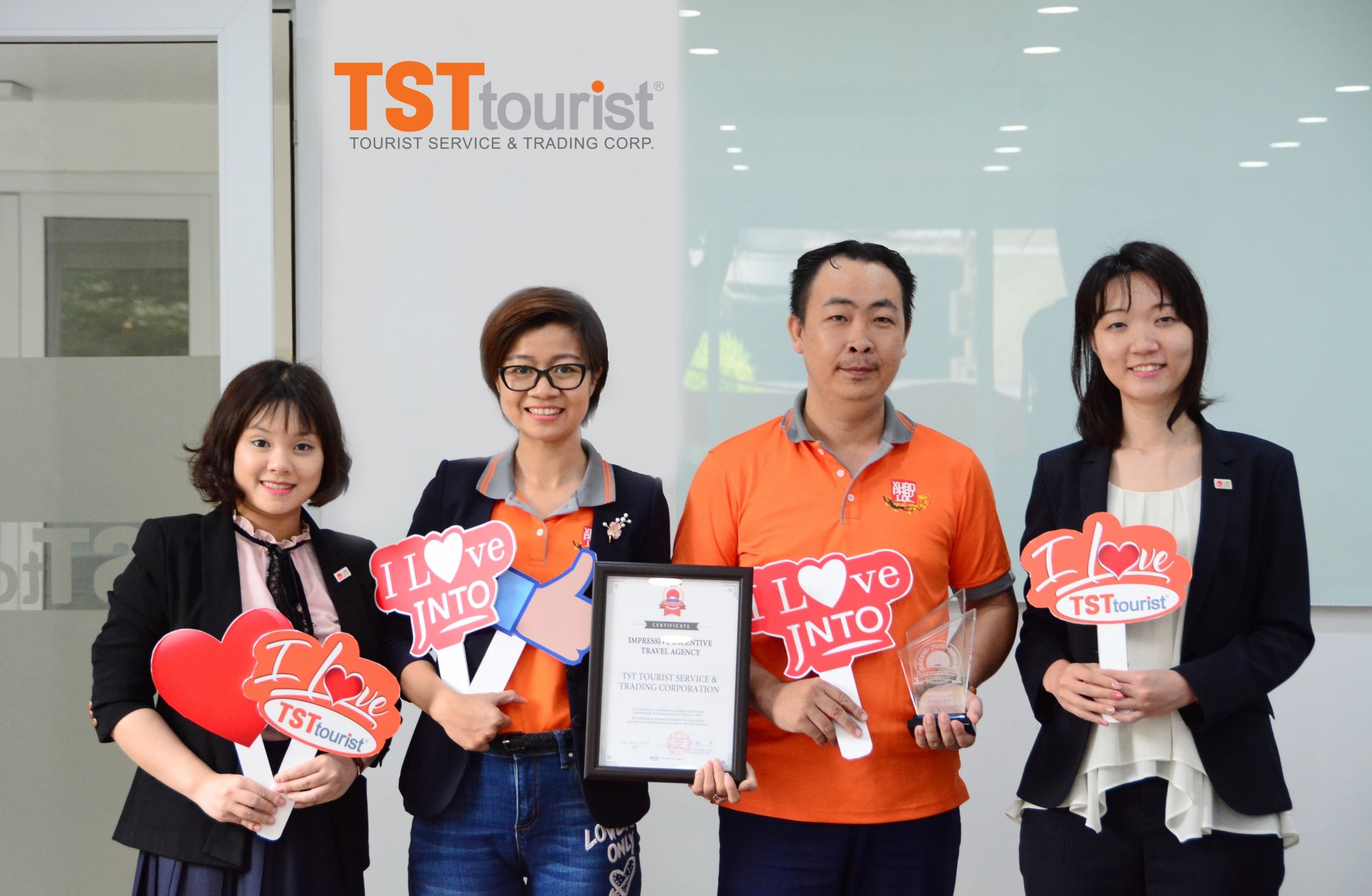 2_-_Dai_dien_Lanh_dao_TST_tourist_nhan_giai_thuong_Impressive_Incentive_Travel_Agency